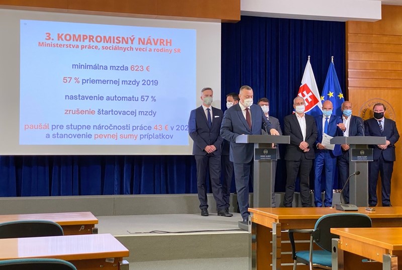 Minister práce Milan Krajniak prezentoval svoj návrh aj na tlačovej konferencii po rokovaní tripartity.